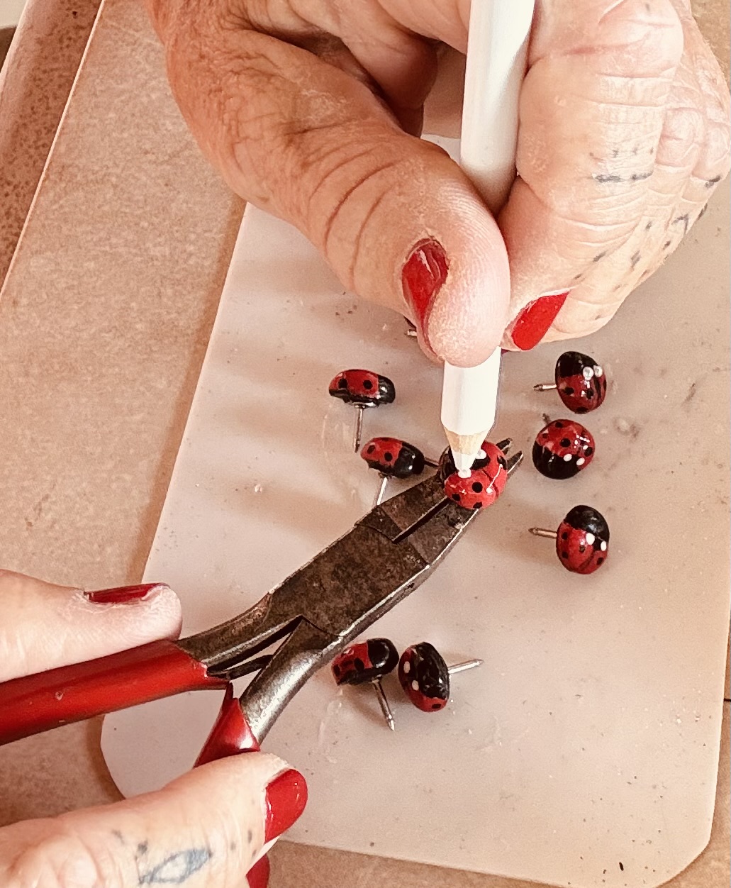 Décoration à la main d’une coccinelle tenue avec une pince