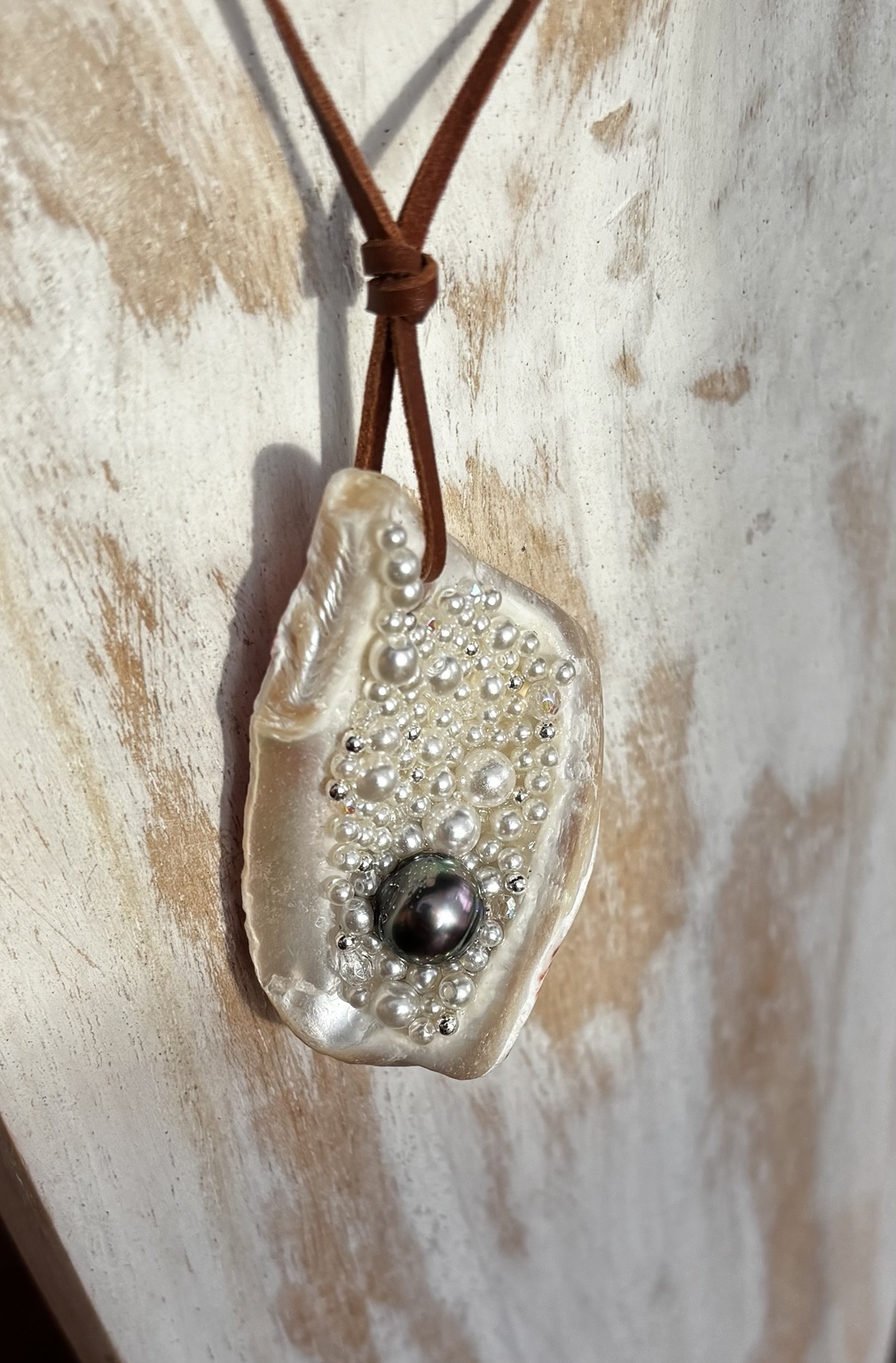 Collier Éclat aubergine — coquillage naturel, perle de Tahiti aubergine et cuir australien