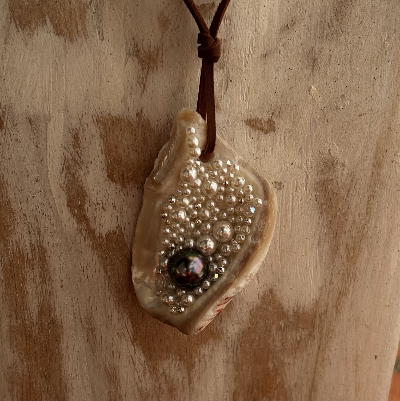 Vue de détail du collier Éclat aubergine